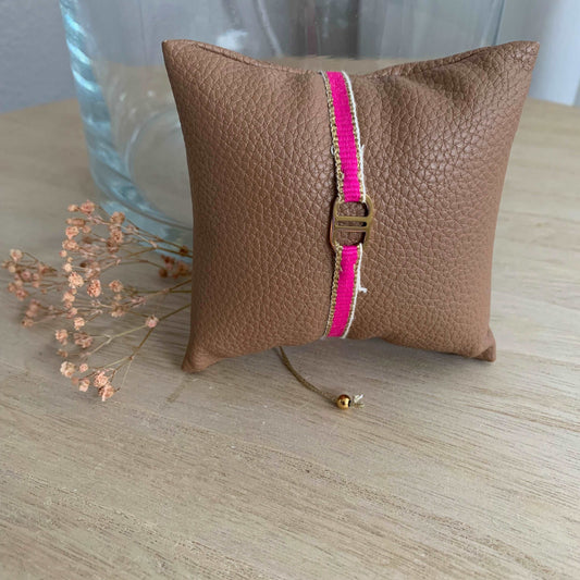 Touwtjes/stof armbandje Goud/Fuchsia