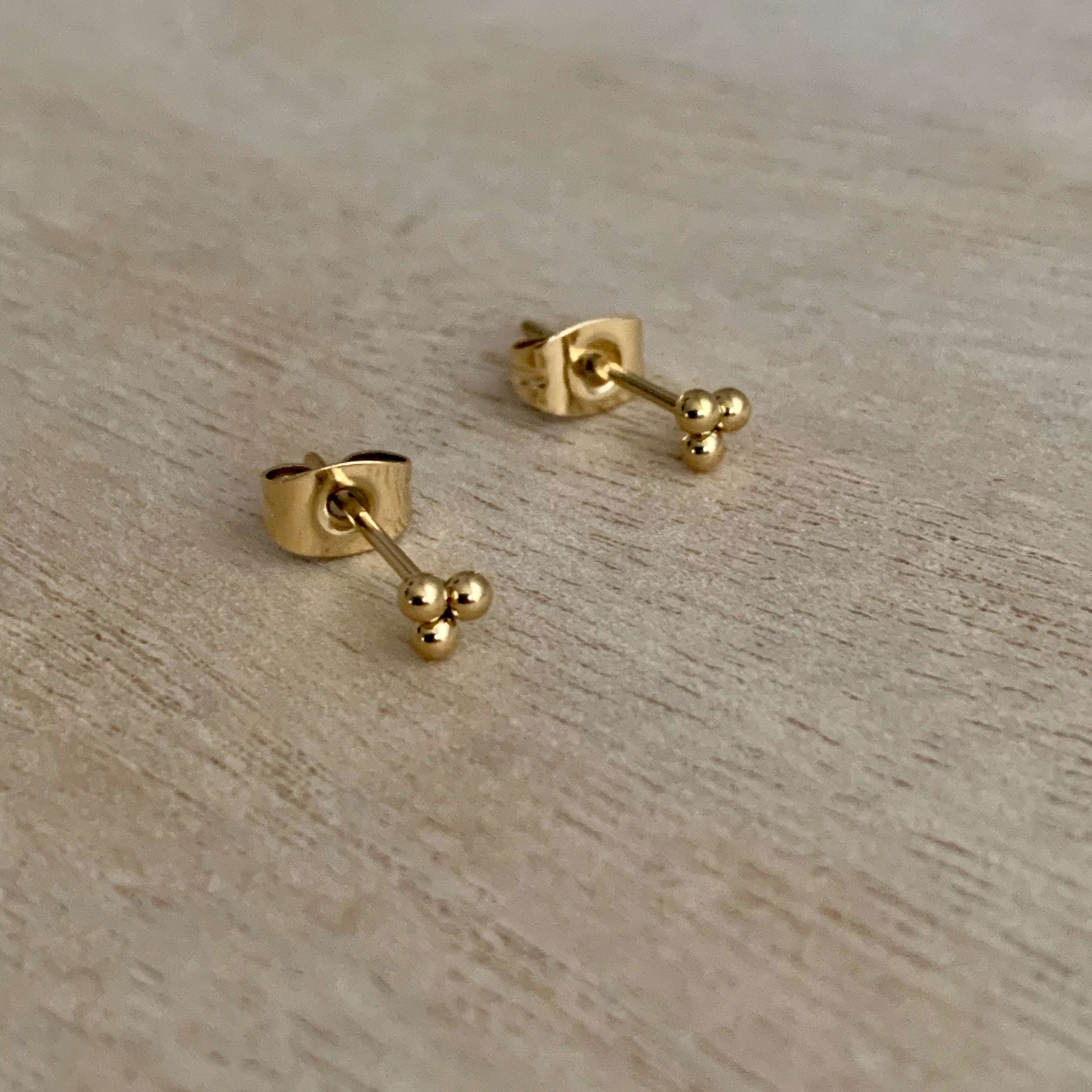 Oorstuds drie mini bolletjes Goud