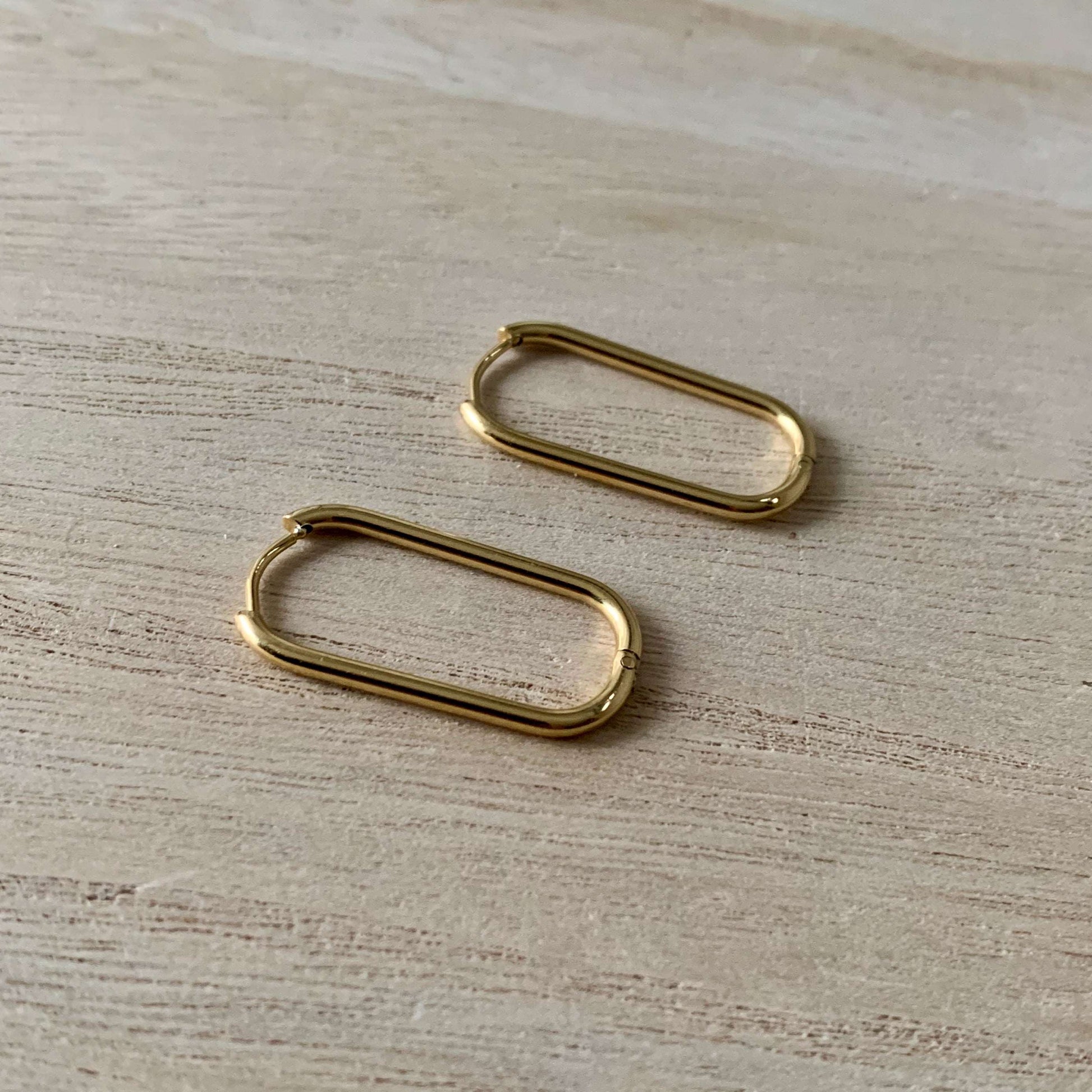 Rechthoekige Gouden oorhangers slank model 2.8 cm