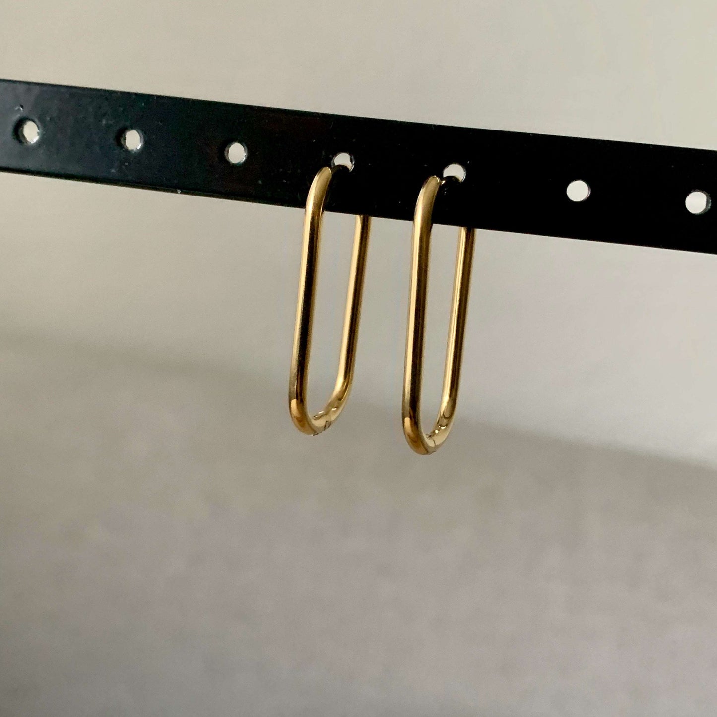 Rechthoekige Gouden oorhangers slank model 2.8 cm